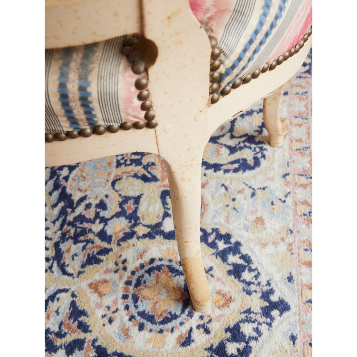 Paire de chaises style Louis XVI en bois Claude N°1691 - Bon état blanc, DEBONGOUT