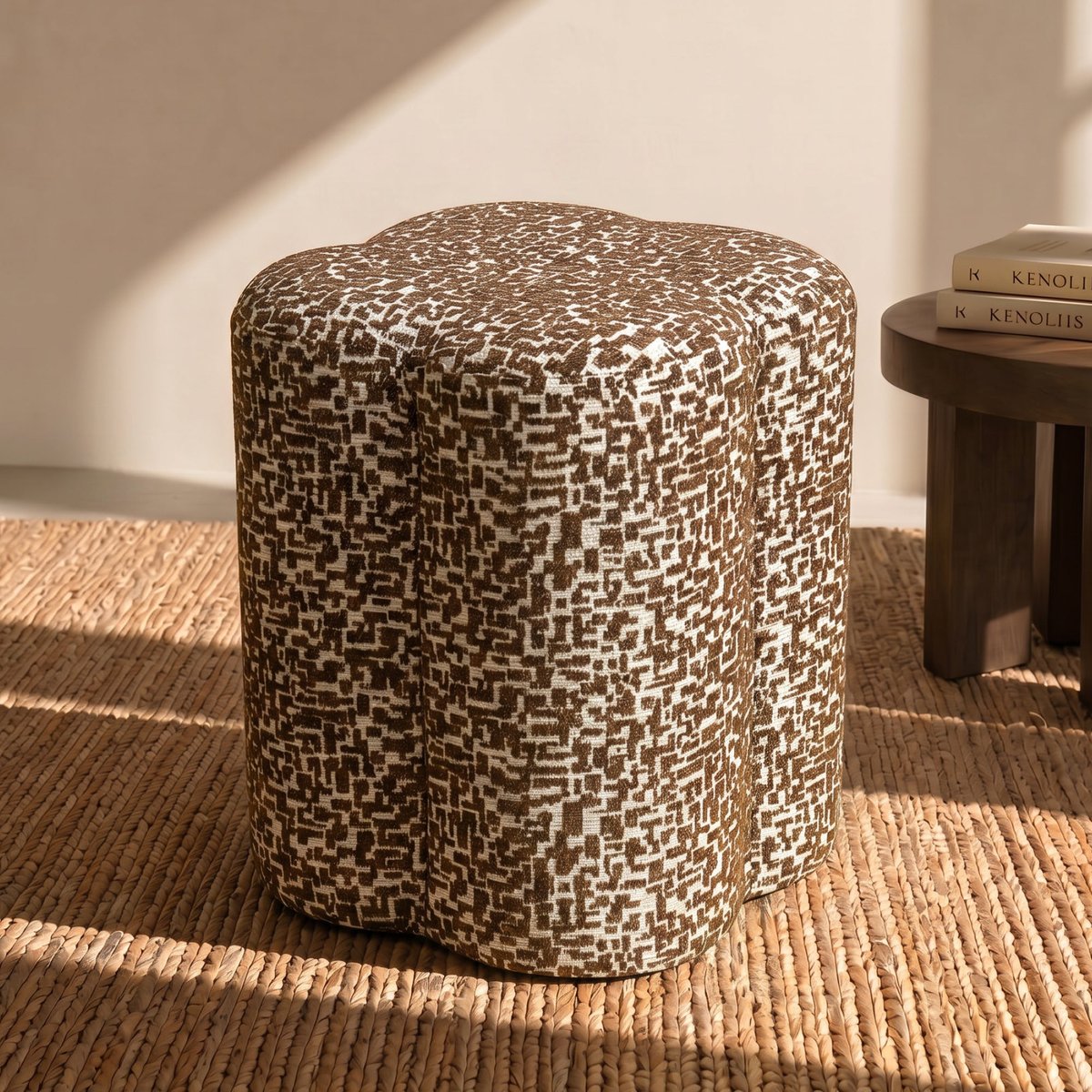Pouf en tissu texturé à motif LUCKY brun, SIA HOME