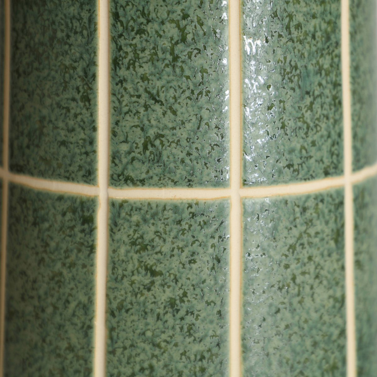 Vase céramique collection S.TANK vert mat avec lignes claires, RECOLLECTION