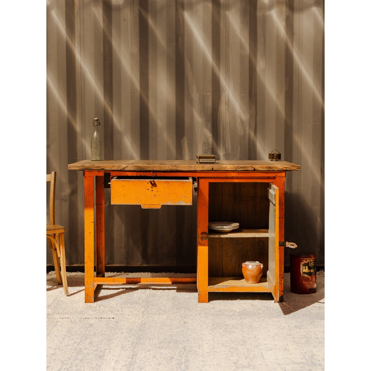 Bureau en bois et métal orange Fernand N°425 - Bon état bois foncé, DEBONGOUT