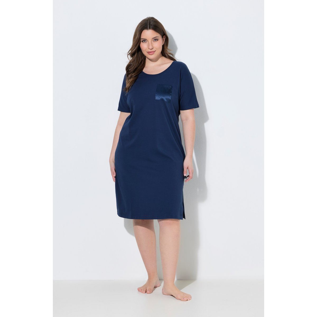 Chemise de nuit avec poche poitrine en satin bleu nuit, ULLA POPKEN