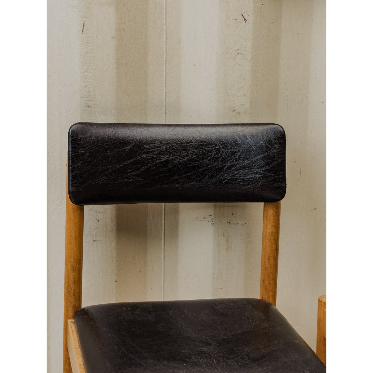 Paire de chaises Baumann en bois et cuir Alma N°1547 - Bon état bois clair, DEBONGOUT