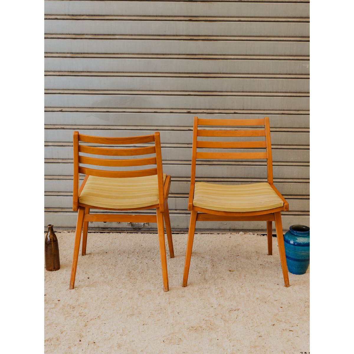 Paire de chaises en bois et tissu vert Alma N°2122 - Bon état bois foncé, DEBONGOUT