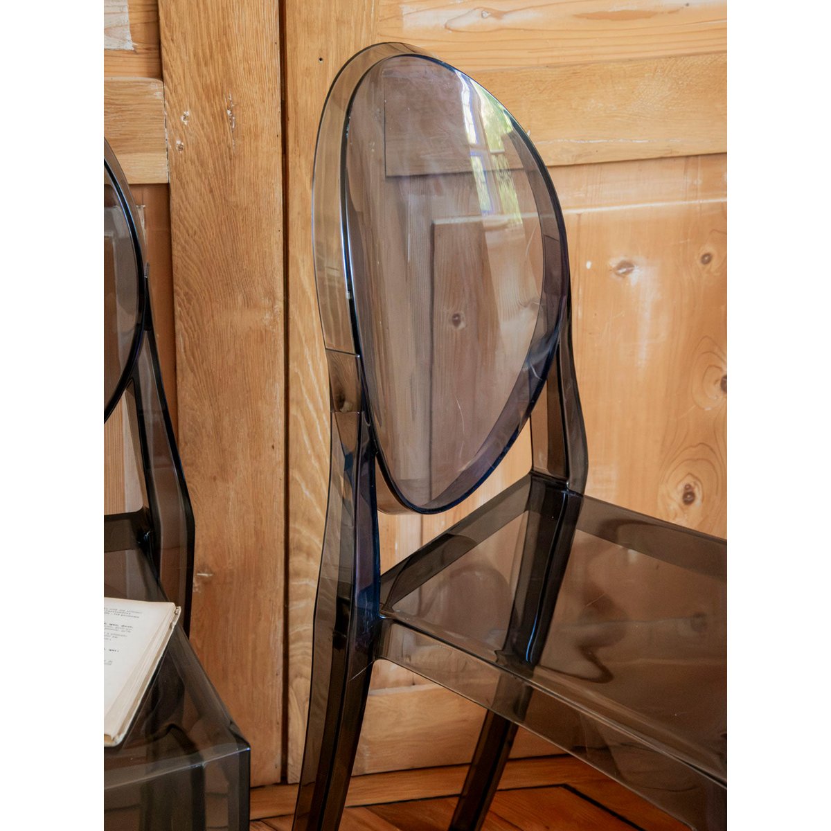 Paire de chaises en plastique fumé Alma N°2110 - Bon état fumé, DEBONGOUT
