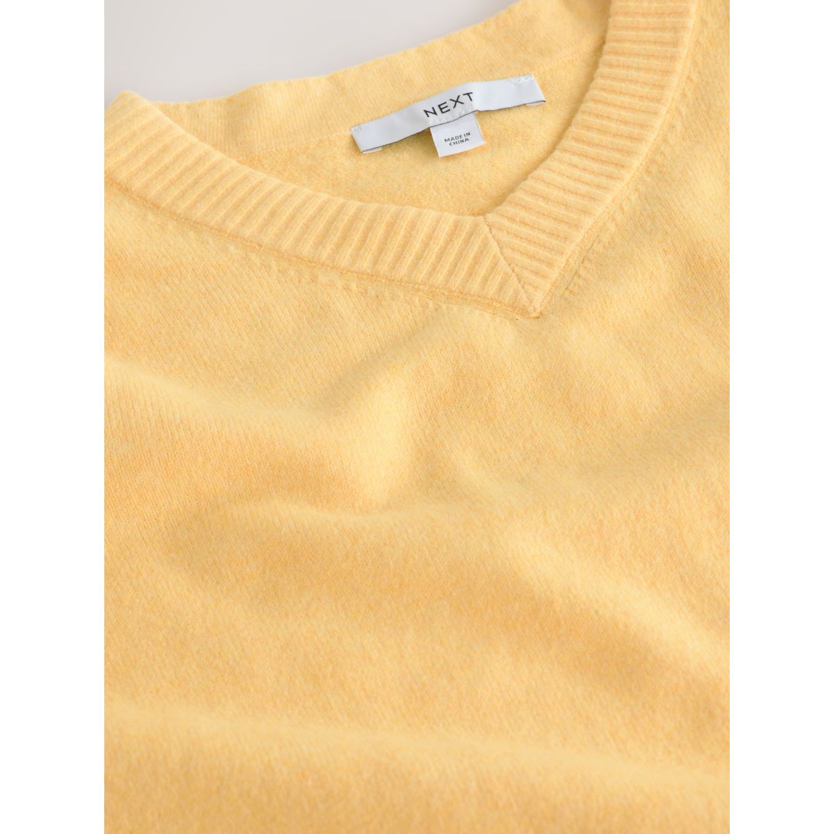 Pull ultra-doux à manches longues et col v chien jaune brodé, NEXT
