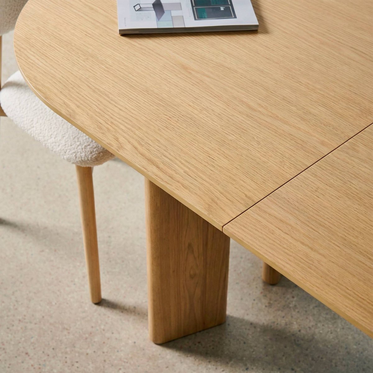 Table à manger oblongue extensible bois d'hévéa et placage chêne 6-8 places ALBANE naturel, SWEEEK