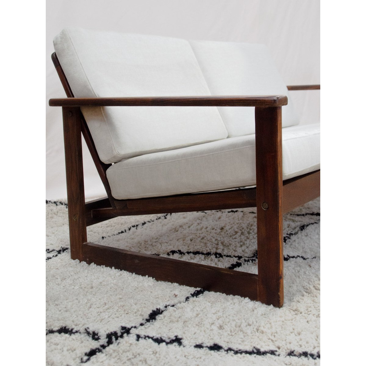 Banquette en pin et en tissu Clara N°157 - Bon état bois foncé, DEBONGOUT