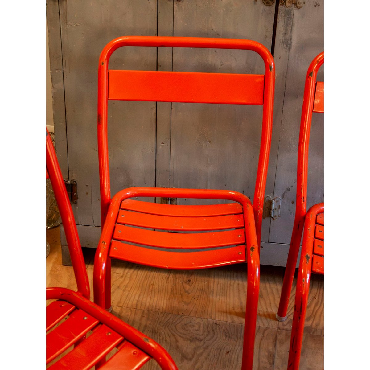 Lot de 6 chaises en métal rouges Alma N°2034 - Bon état rouge, DEBONGOUT