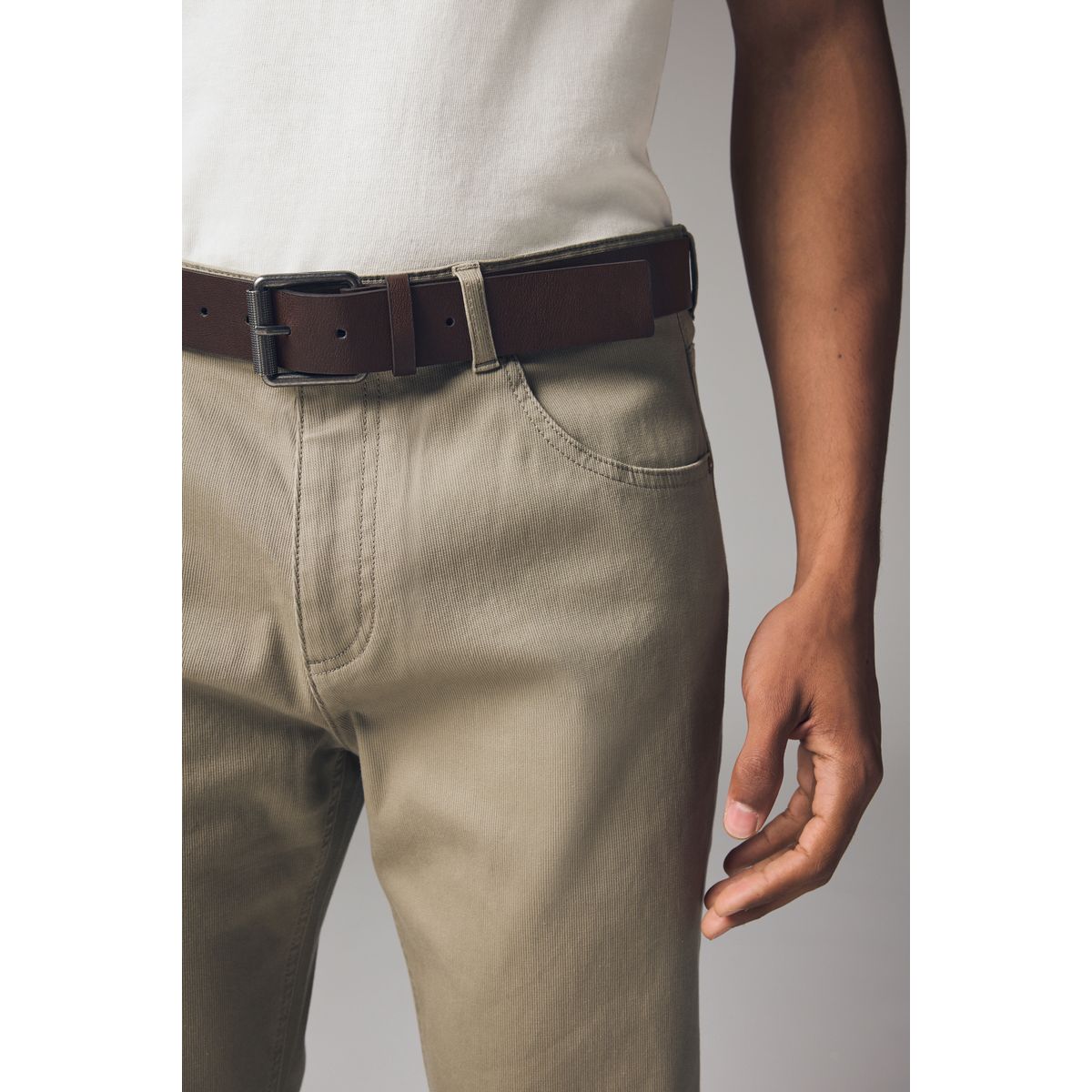 Pantalon avec ceinture coupe droite naturel, NEXT