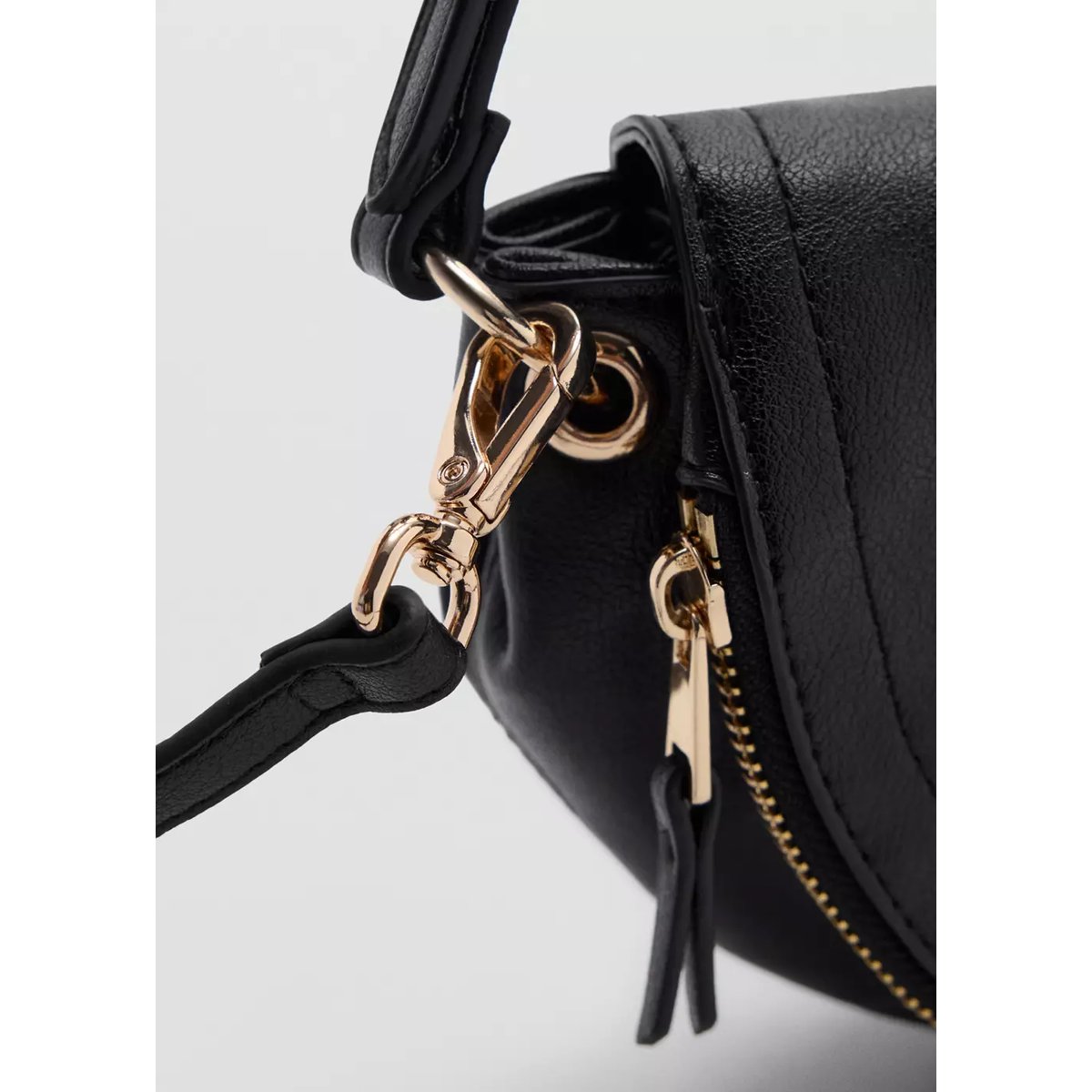 Sac à bandoulière en cuir synthétique, forme semi-circulaire noir, MANGO