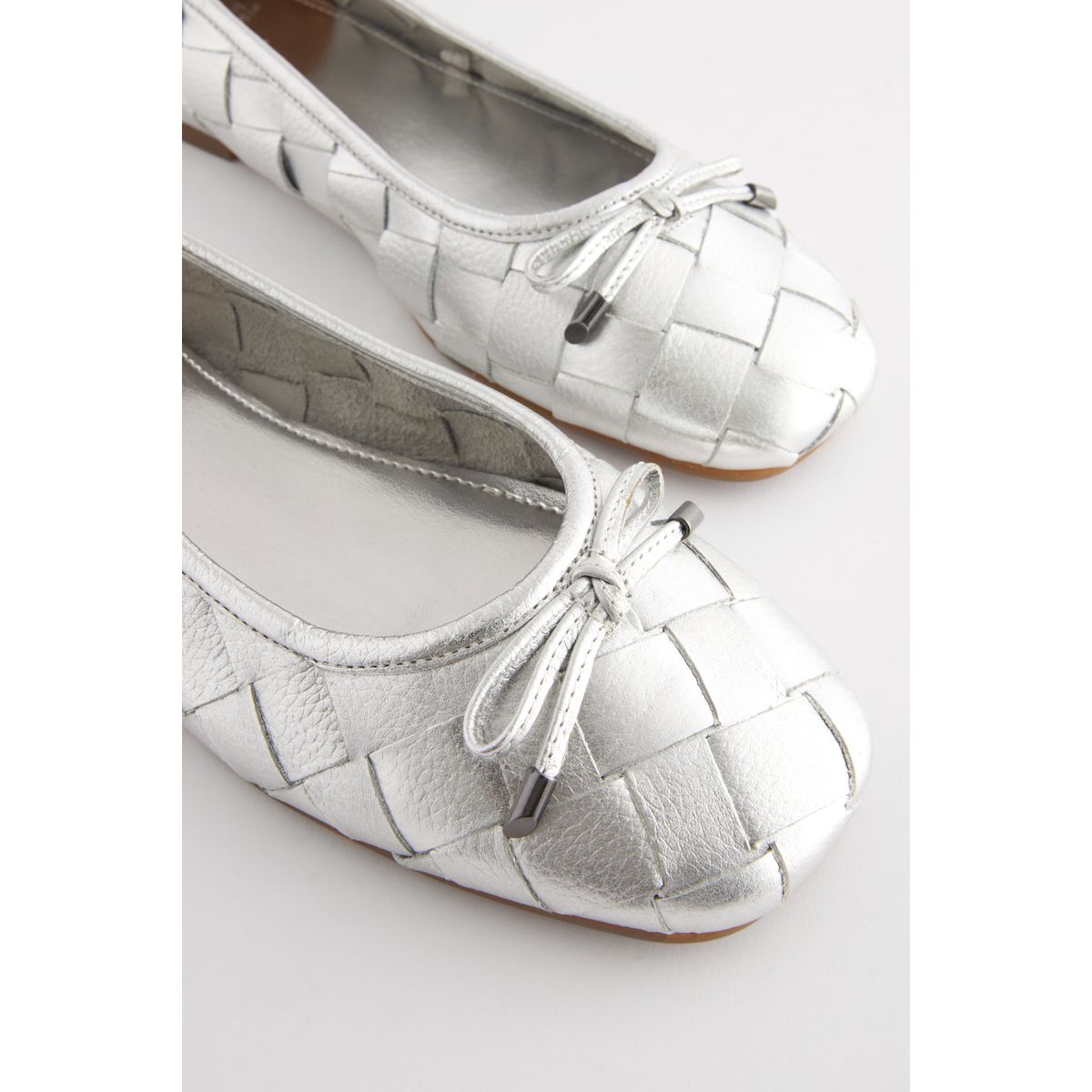 Ballerines tissé bout pointu confortable argent, NEXT
