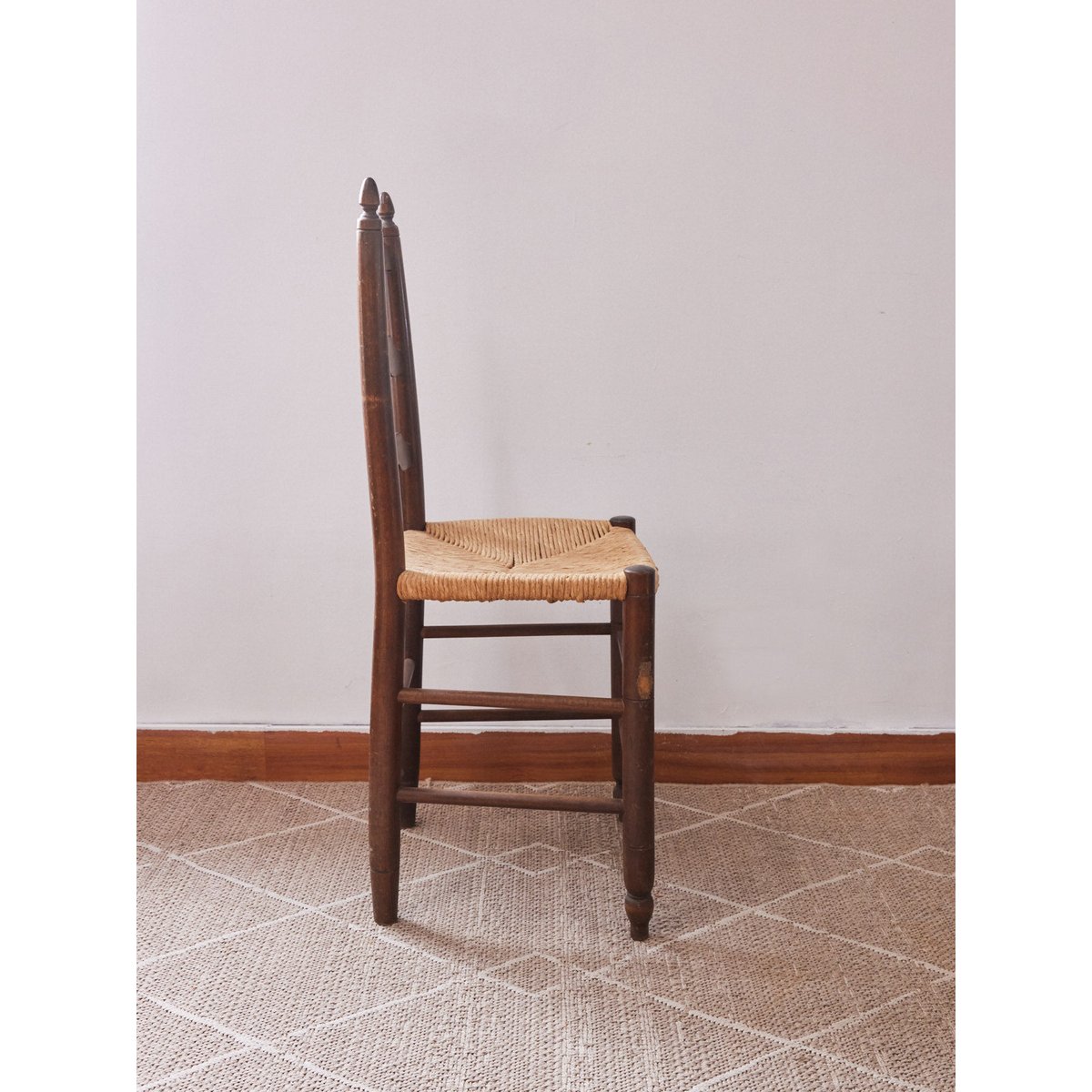 Paire de chaises en paille Claude N°1340 - Bon état bois foncé, DEBONGOUT
