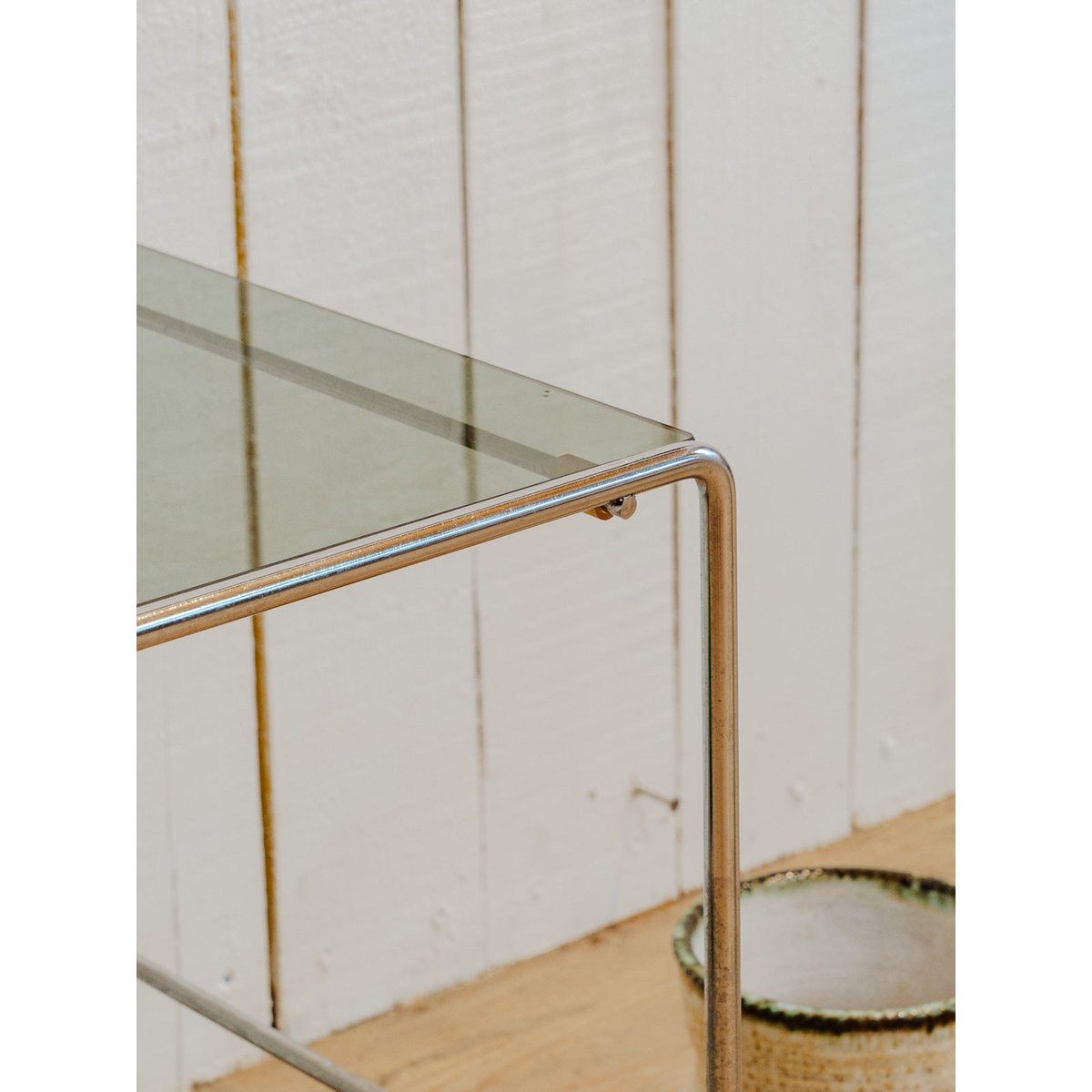 Table d'appoint chromée et verre Hanna N°1695 - Bon état fumé, DEBONGOUT