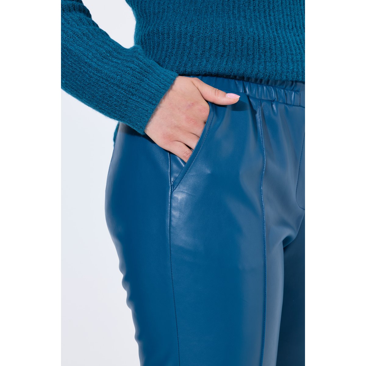 Pantalon 7/8 en similicuir. Passepoils et bleu pétrole, ULLA POPKEN