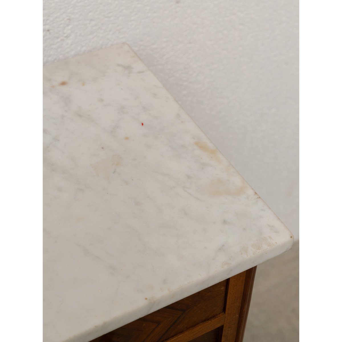 Table de chevet en bois et marbre blanc Odile N°1613 - Bon état bois foncé, DEBONGOUT