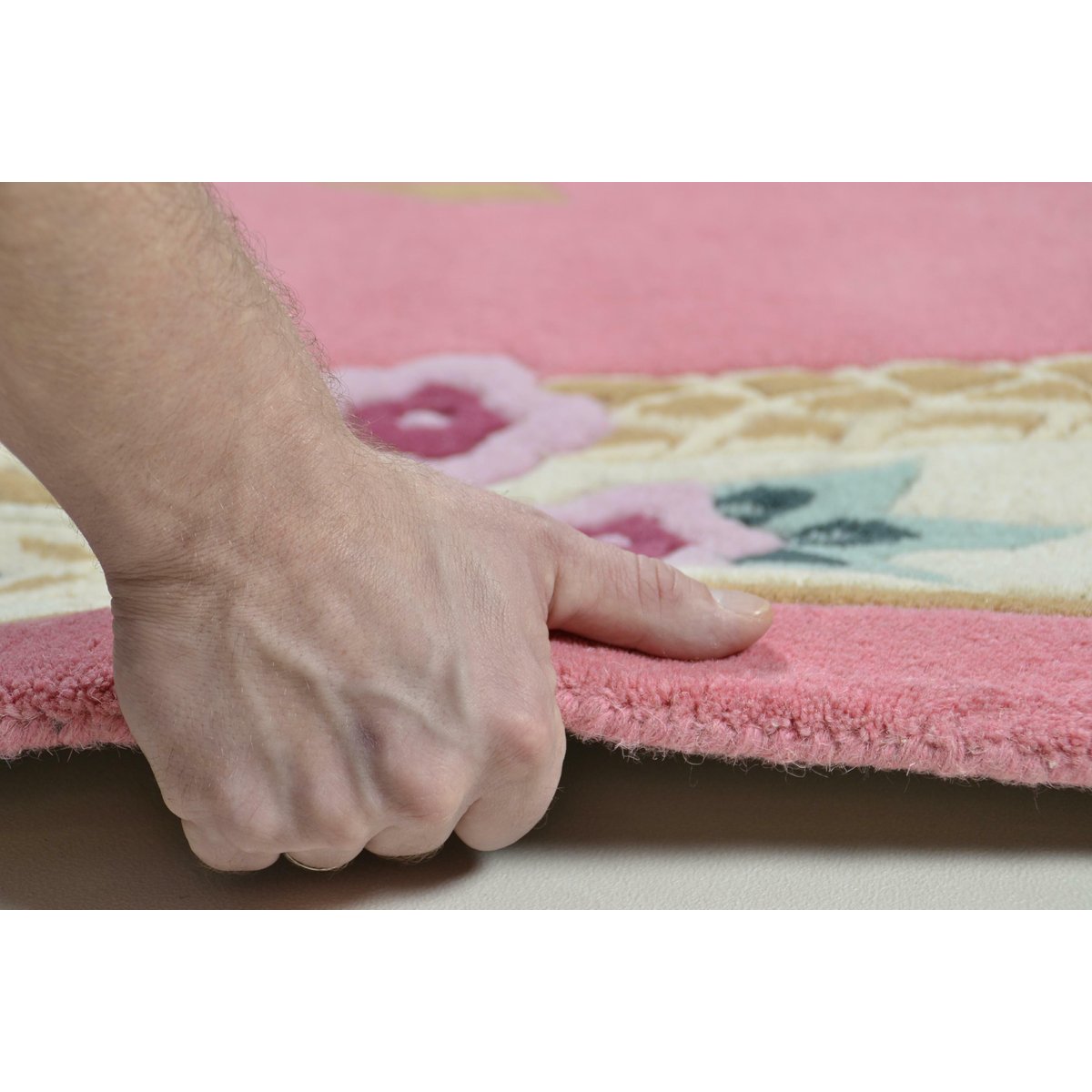 Tapis d'enfant floral Lifou tufté en laine rose, THEKO