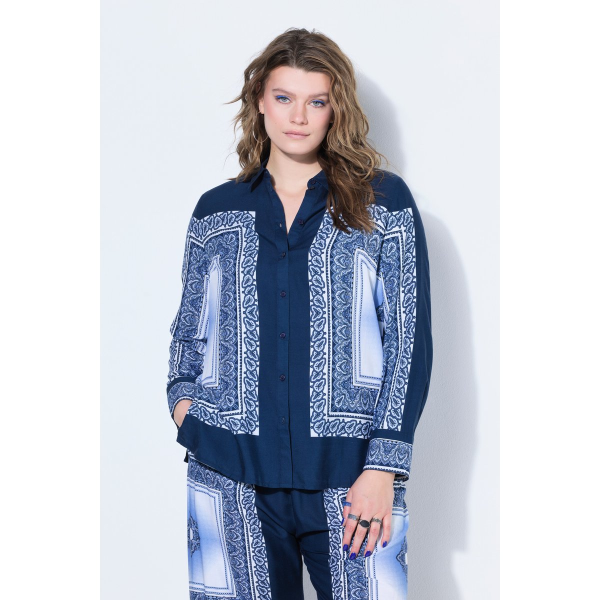 Chemisier droit, imprimé foulard bleu foncé, STUDIO UNTOLD
