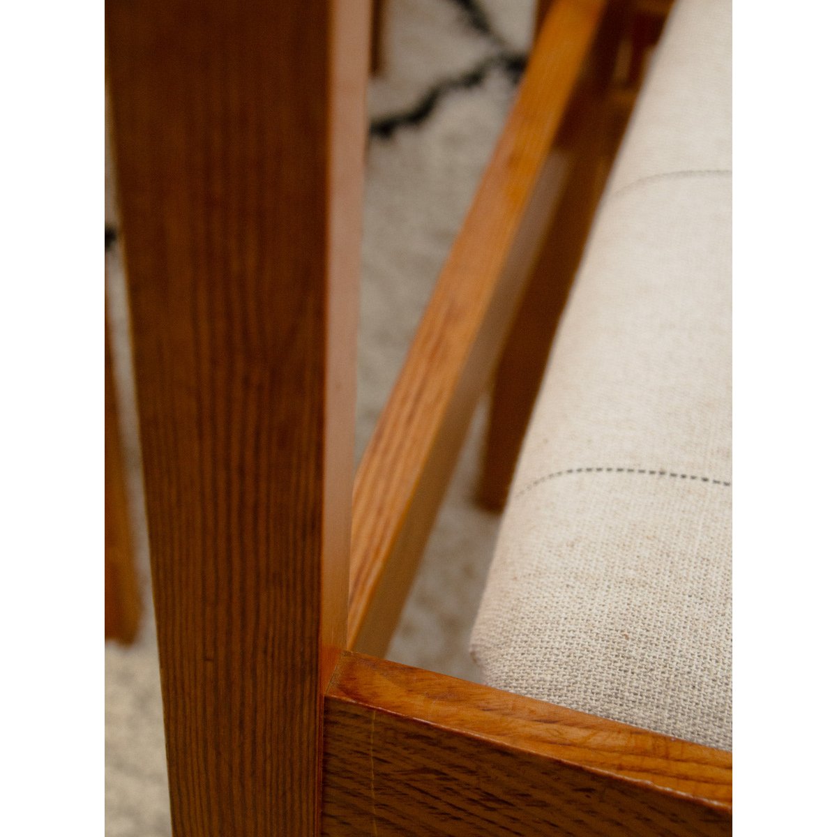 Lot de 4 chaises en pin et tissu Alma N°2139 - Bon état bois clair, DEBONGOUT