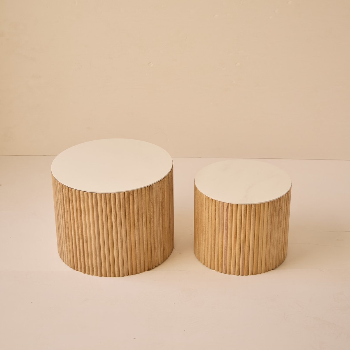 Lot de 2 tables basses avec rangement, rondes, bois, YATOMI bois naturel, NORDLYS