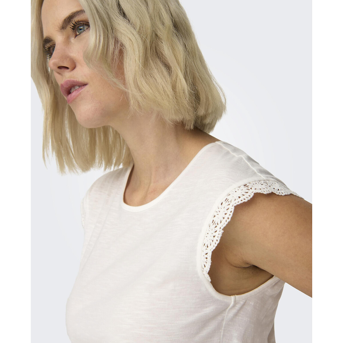 T-shirt girocollo, maniche in pizzo bianco, JDY