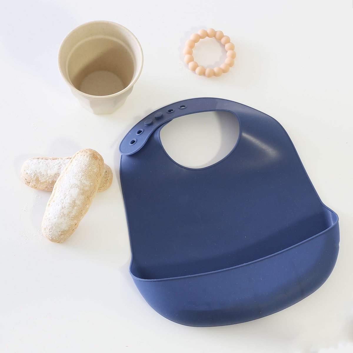 Bavoir avec récupérateur en silicone bleu, TROIS KILOS SEPT