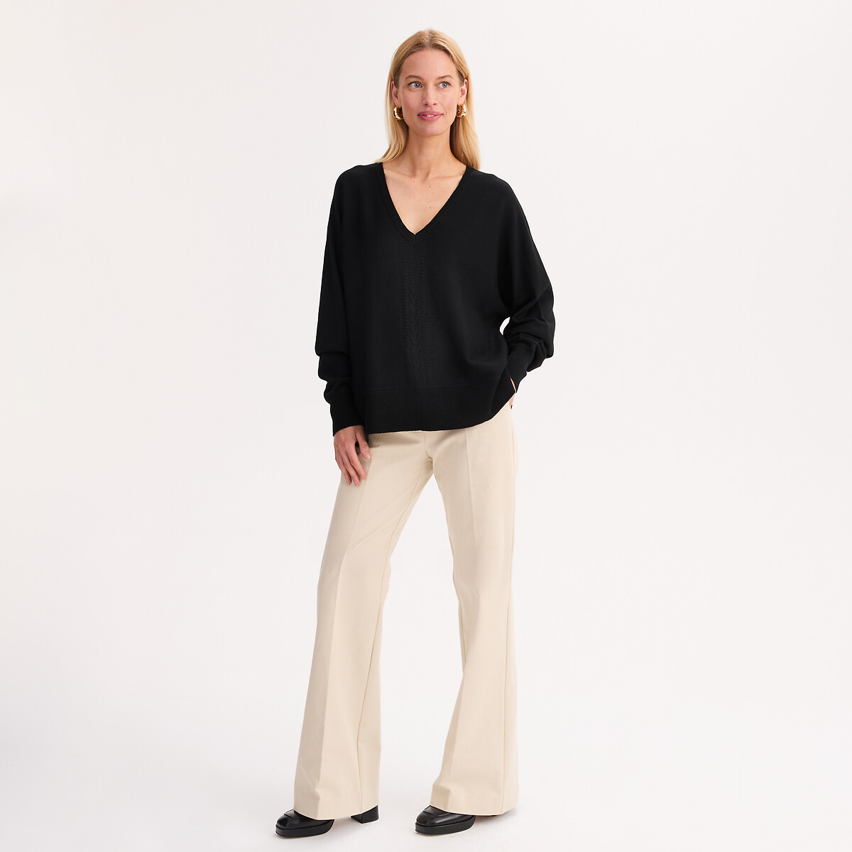 Camisola com decote em V em malha fina, em mistura de lã preto , ANNE WEYBURN