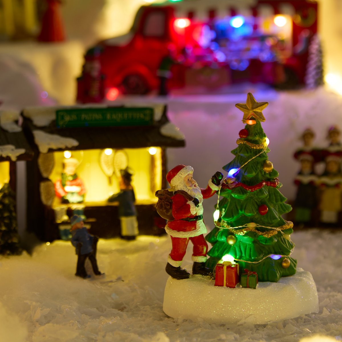 Village de Noël lumineux sapins et personnages 8 LED à piles 3 modèles assortis père noël, FEERIC LIGHTS & CHRISTMAS