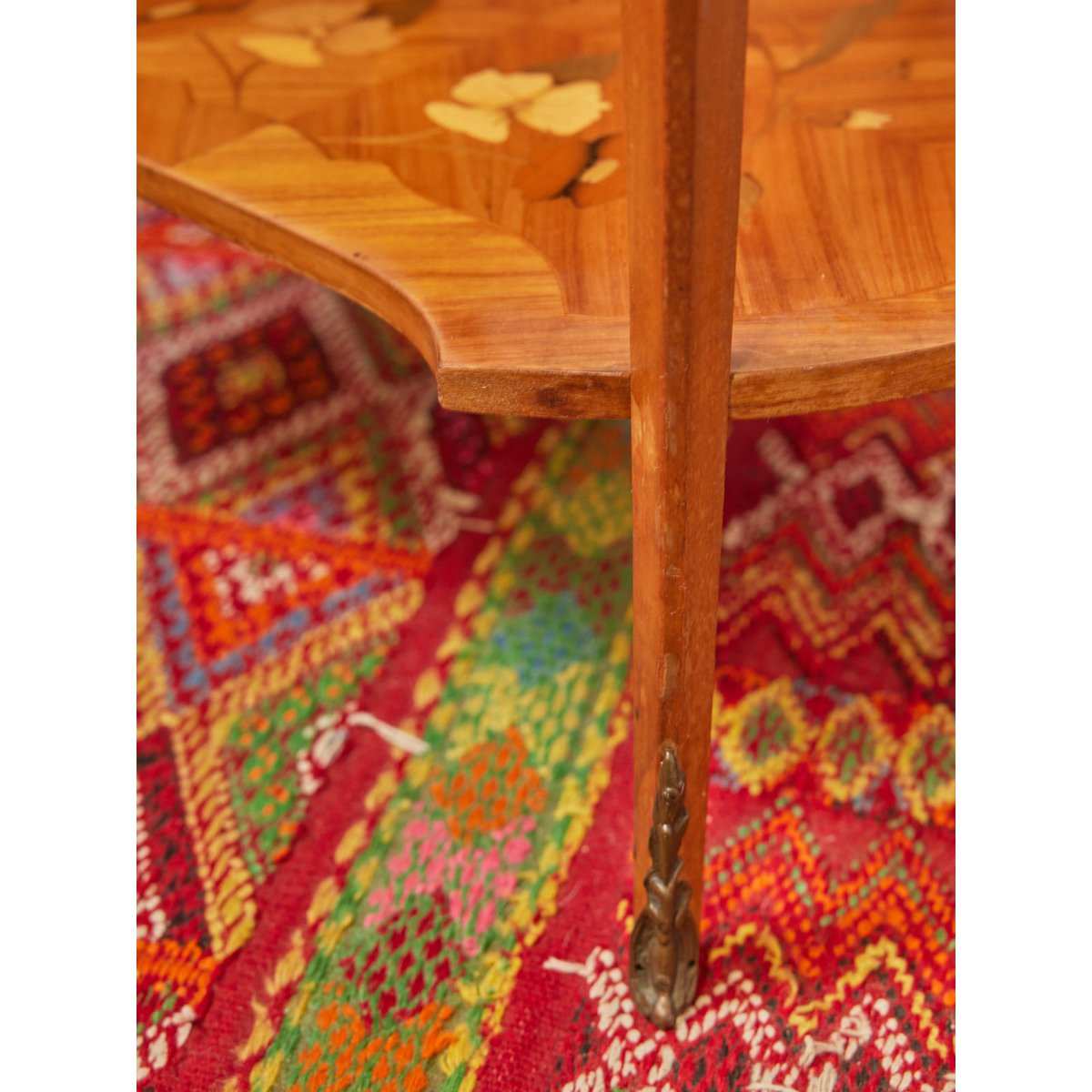 Table d'appoint en marqueterie Francine N°1097 - Bon état bois clair, DEBONGOUT