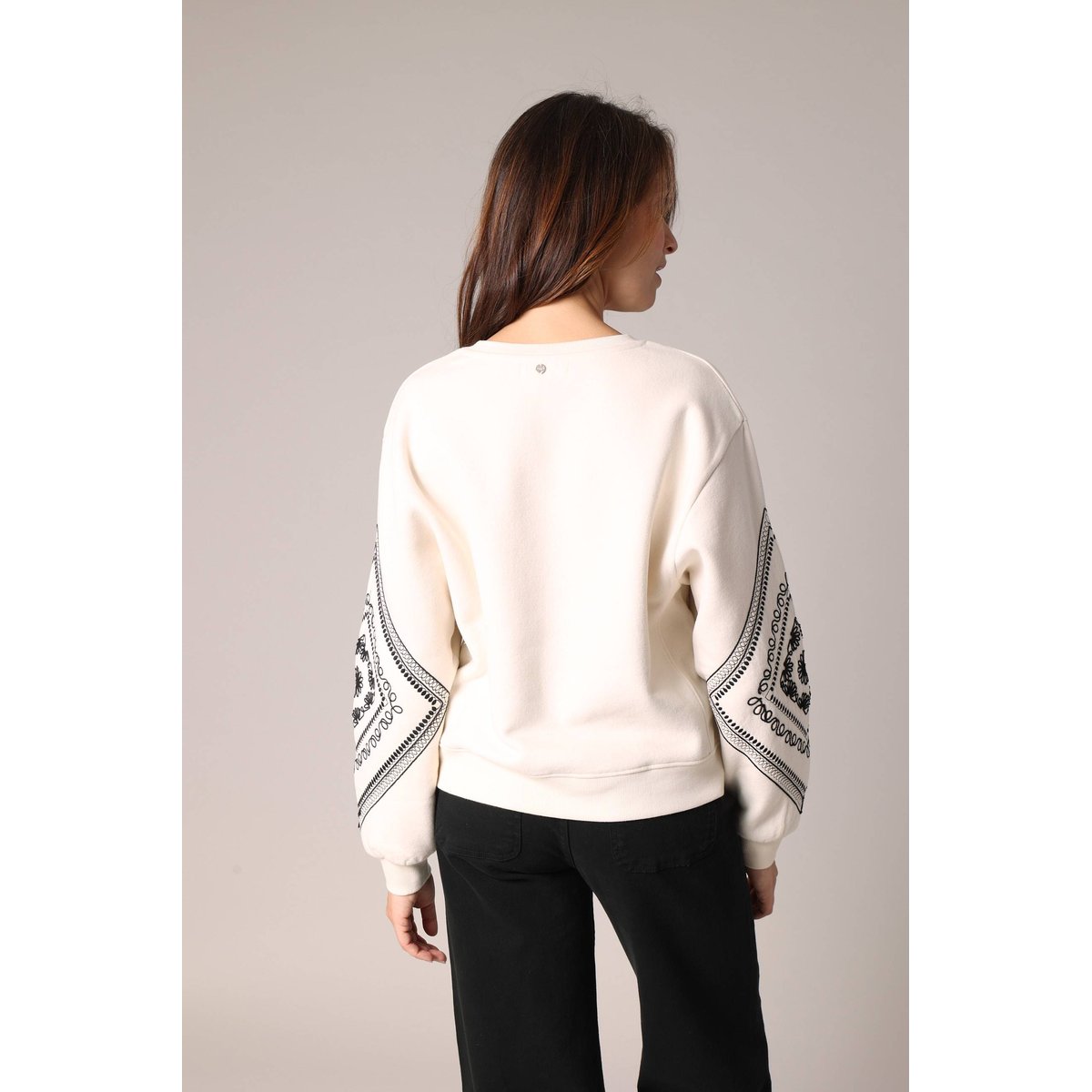 Sweat-shirt en polaire douce à manches longues ballon décorées de motifs brodés
 NERIKA cream, DEELUXE