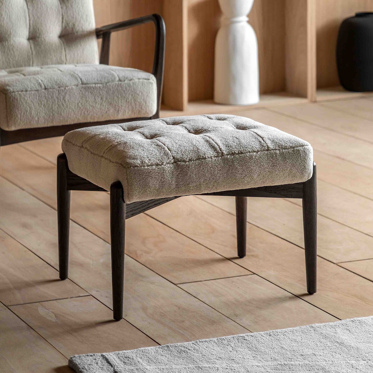 Humphrey Faux Sheepskin & Ash Wood Footstool off-white, ÉDITÉ