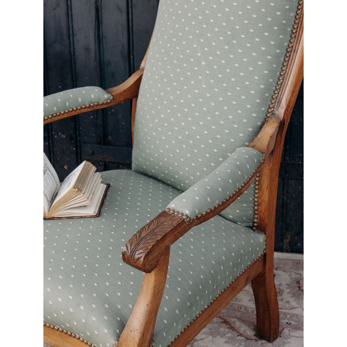 Fauteuil Voltaire confortable Ernest N°1558 - Bon état bois clair, DEBONGOUT