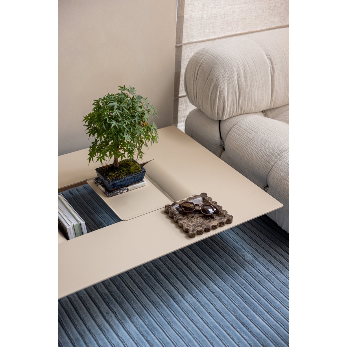 Table basse en tôle d'acier CUT beige cashew, METALLBUDE