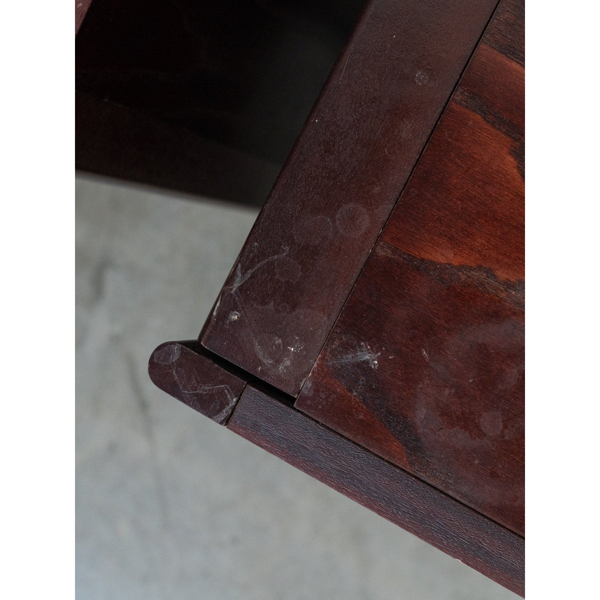 Paire de tables de chevet en bois foncé style 70's Maïa N°1618 - Bon état bois foncé, DEBONGOUT
