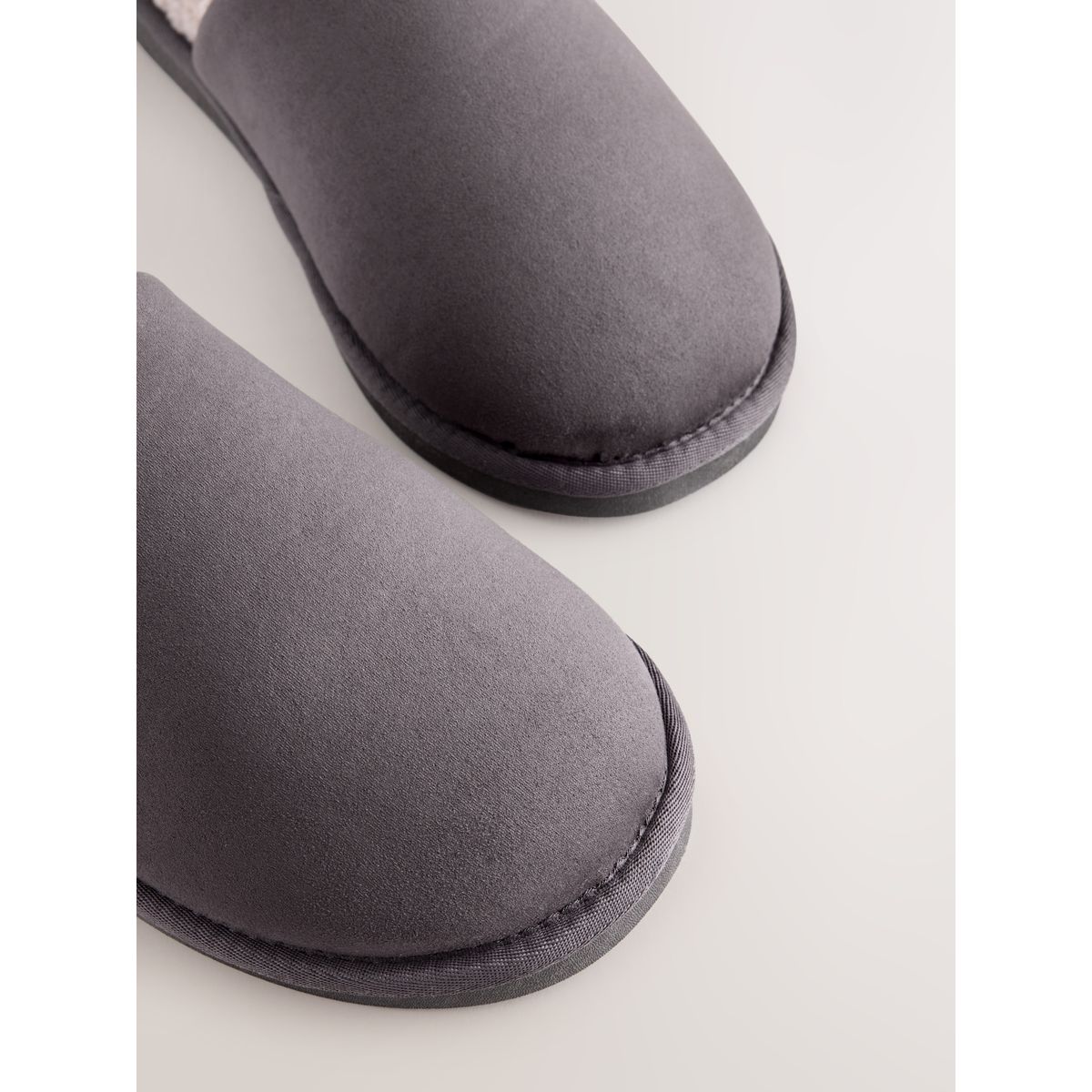 Chaussons mules en micro daim gris, NEXT
