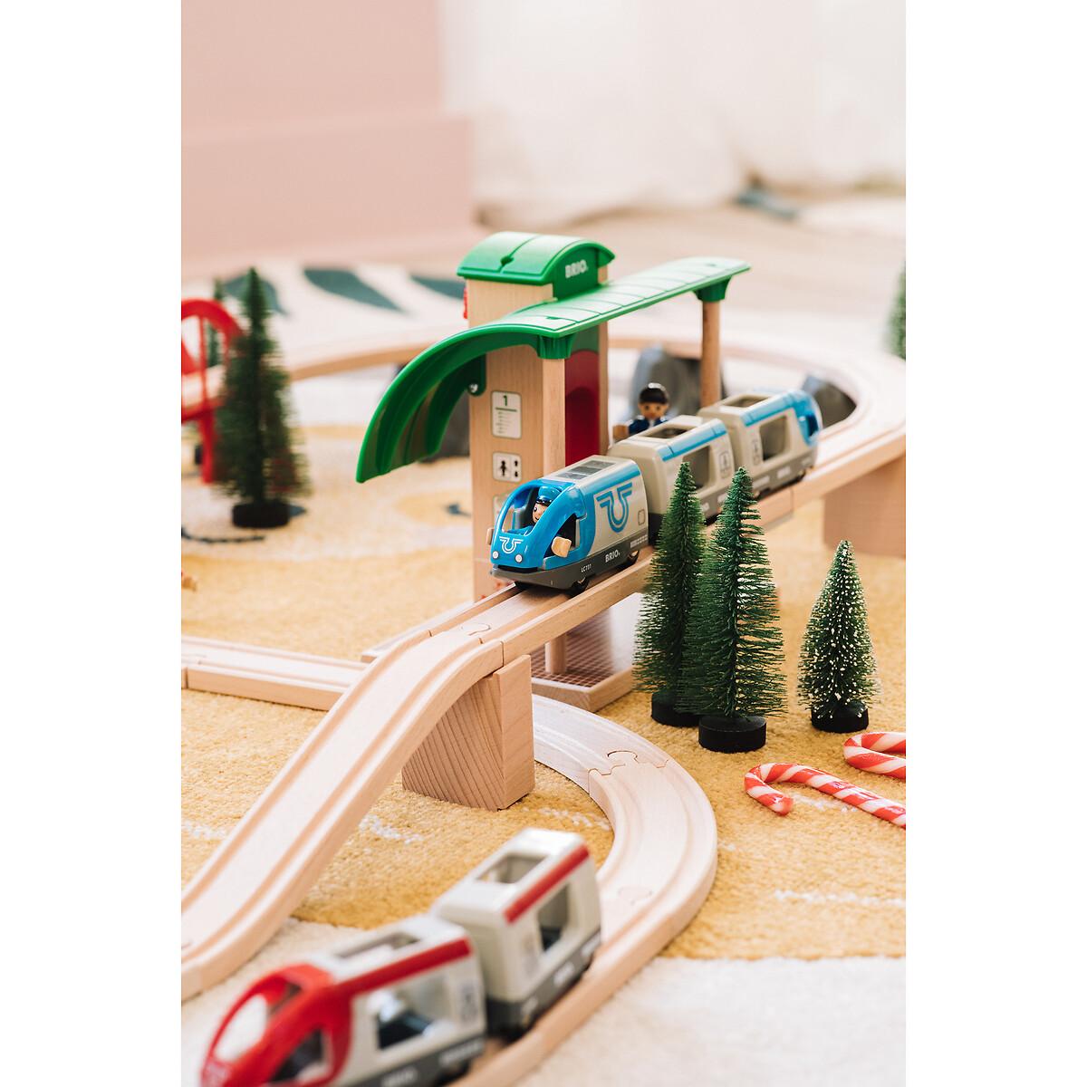 Circuit plateforme voyageurs multicolore, BRIO
