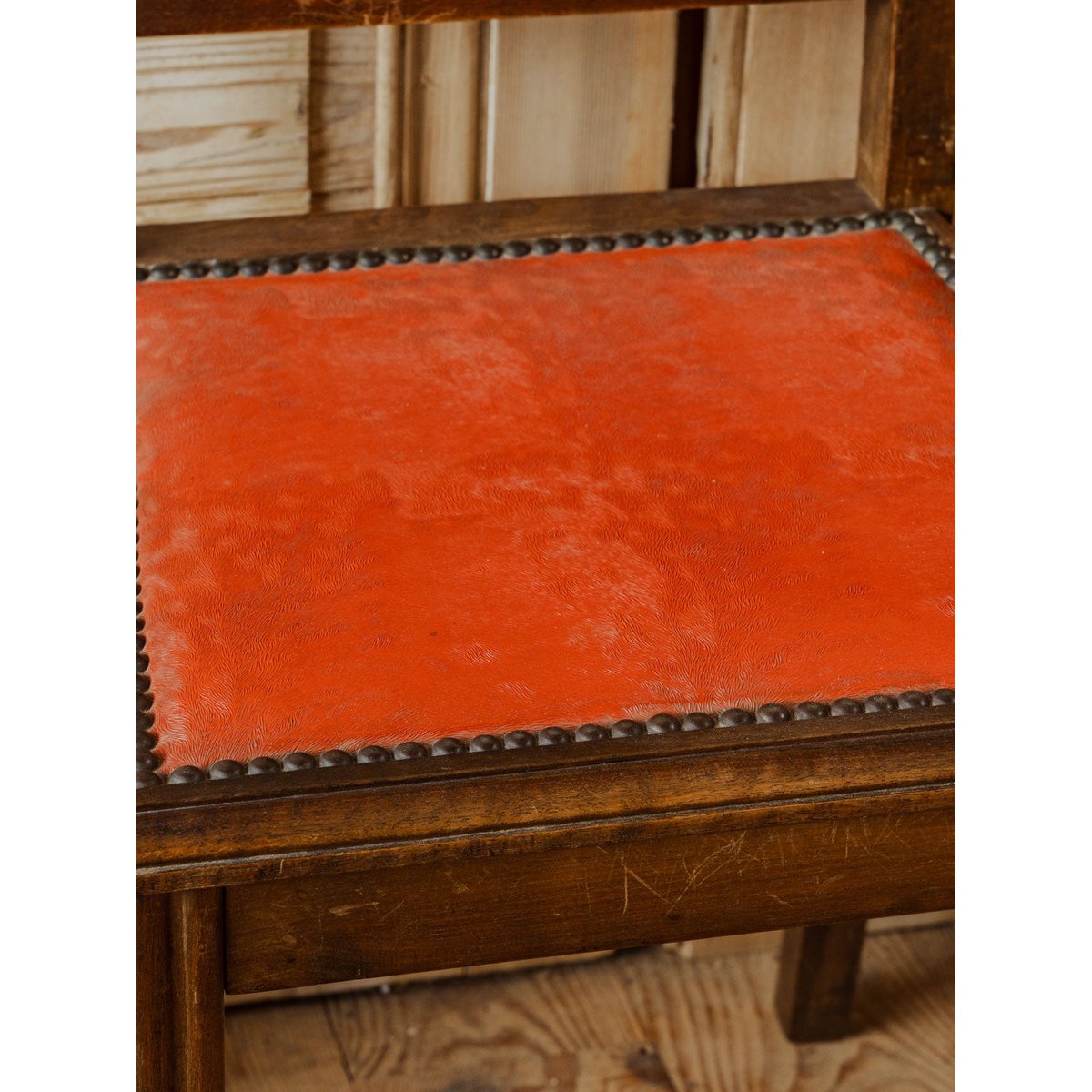 Lot de 6 chaises en bois et velours rouge Claude N°1352 - Bon état bois foncé, DEBONGOUT