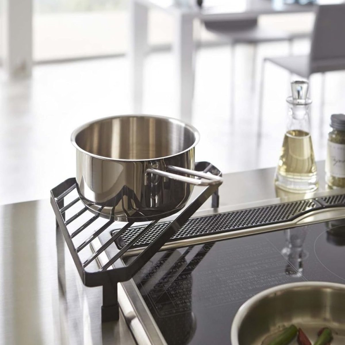 Etagère support angle gain de place cuisine  TOWER noir, YAMAZAKI