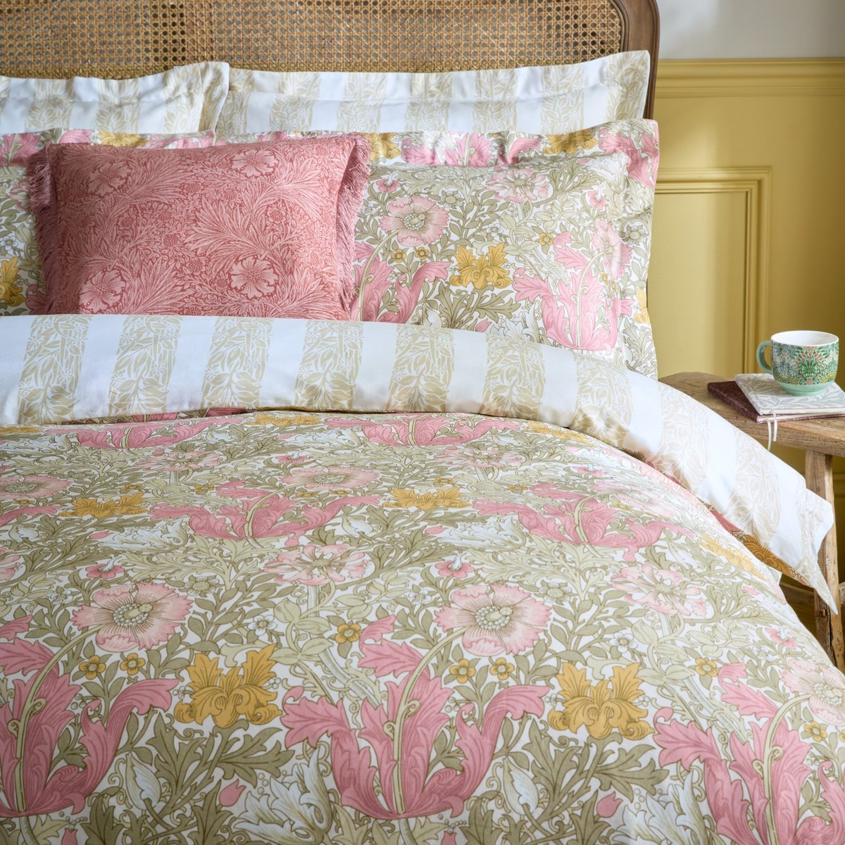 Parure de lit, housse de couette fleurie/rayures  + 2 taies pour lit en 140 Tulipes et chèvrefeuille vert, rose, ocre, WILLIAM MORRIS AT HOME