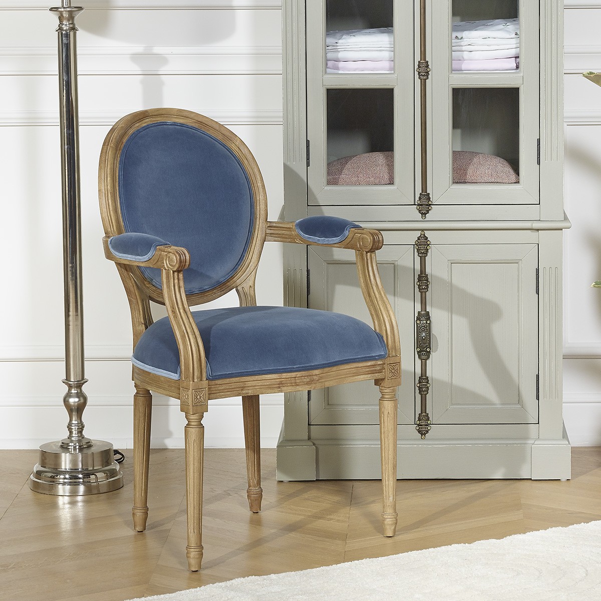 Fauteuil de table style classique en bois et velours MEDAILLON bleu louis, ROBIN DES BOIS