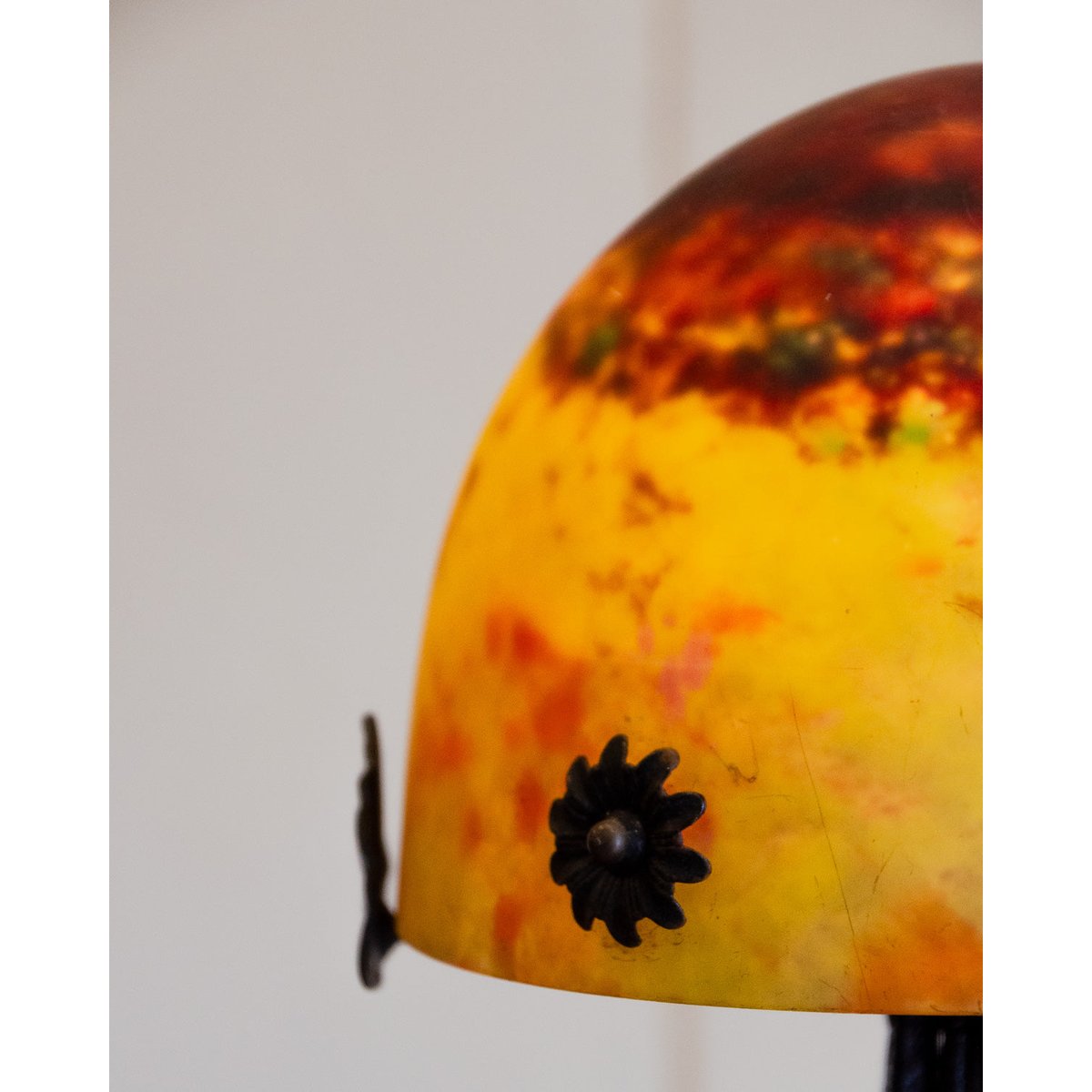 Lampe Daum en fer forgé et pâte de verre Julia N°930 - Bon état noir, DEBONGOUT