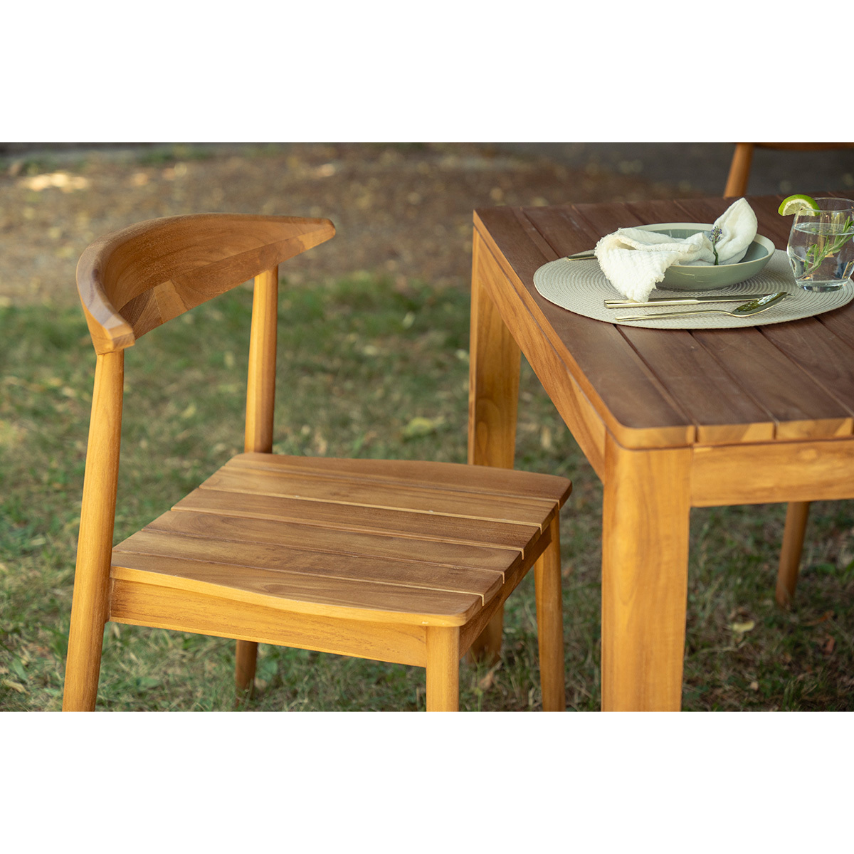 Chaises de jardin empilables en bois teck massif (lot de 2) SAGARA couleur unique, MILIBOO