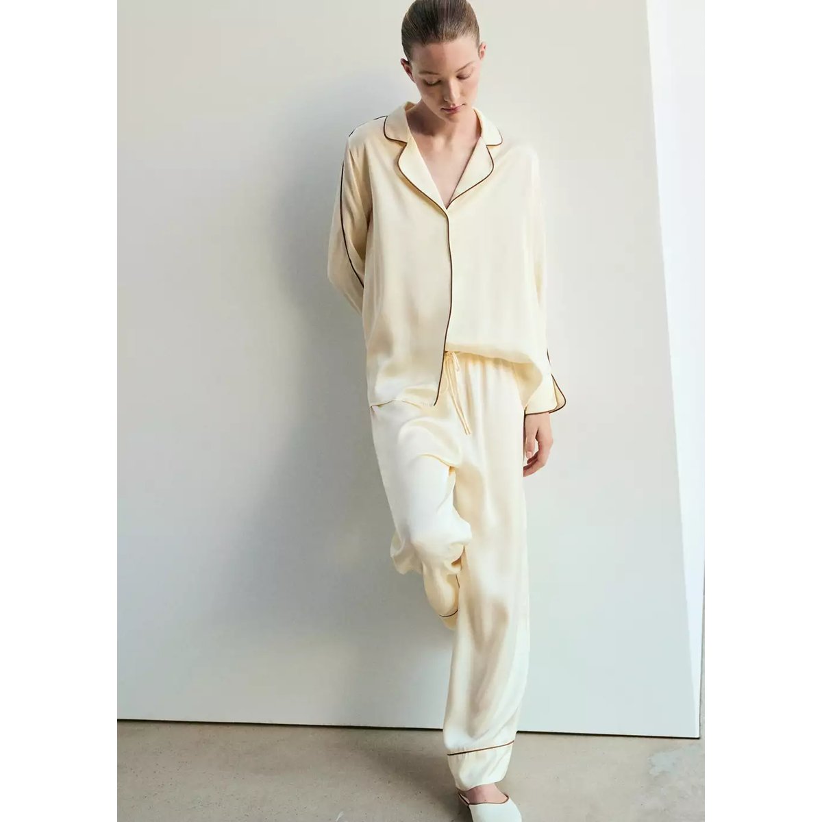 Chemise en viscose satinée avec passepoil contrasté ivoire, MANGO