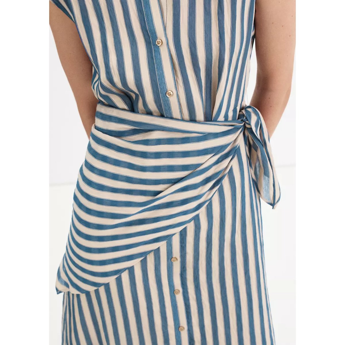 Robe chemisier rayures et foulard bleu, MANGO