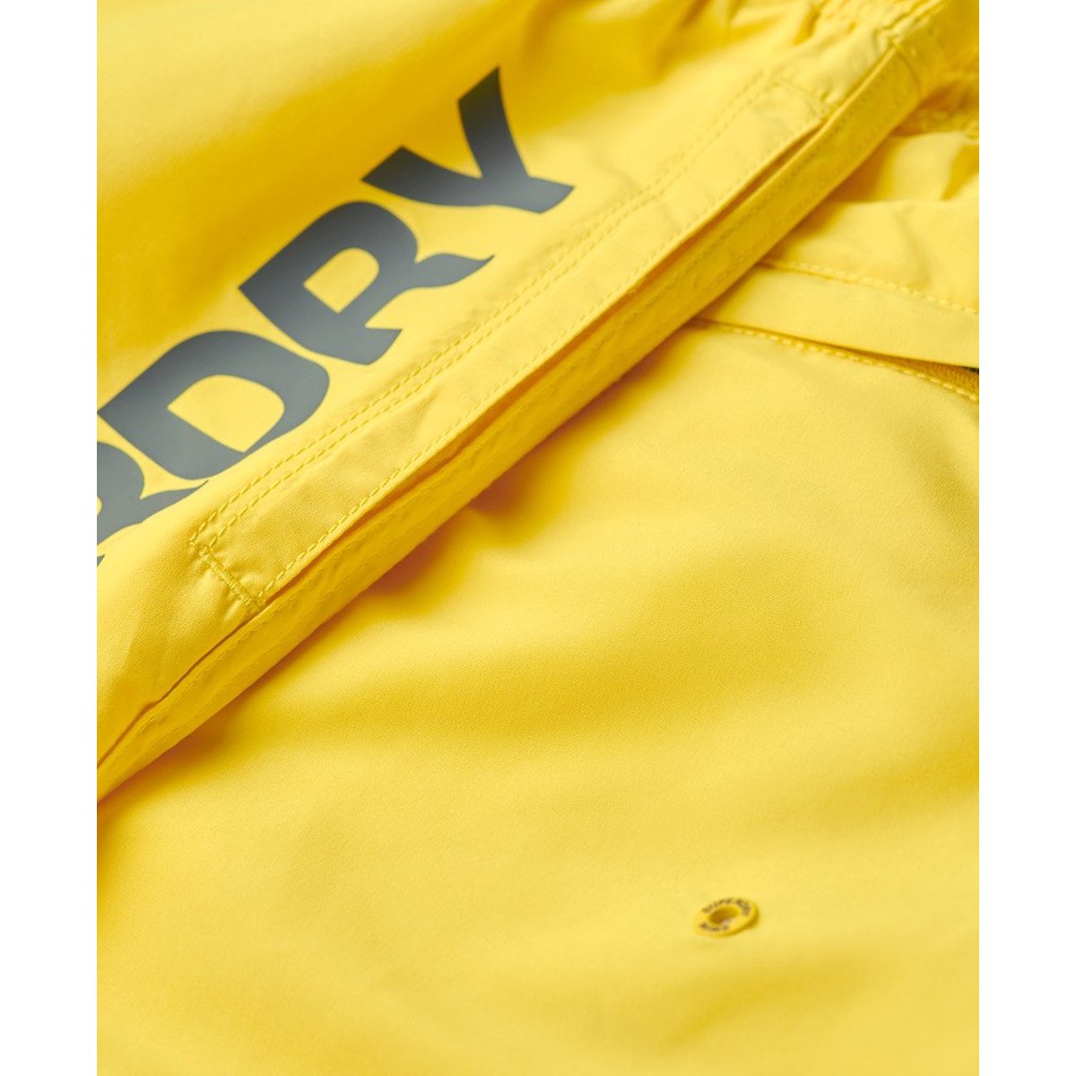 Short de bain de sport recyclé à motif longueur 43 cm jaune cyber, SUPERDRY