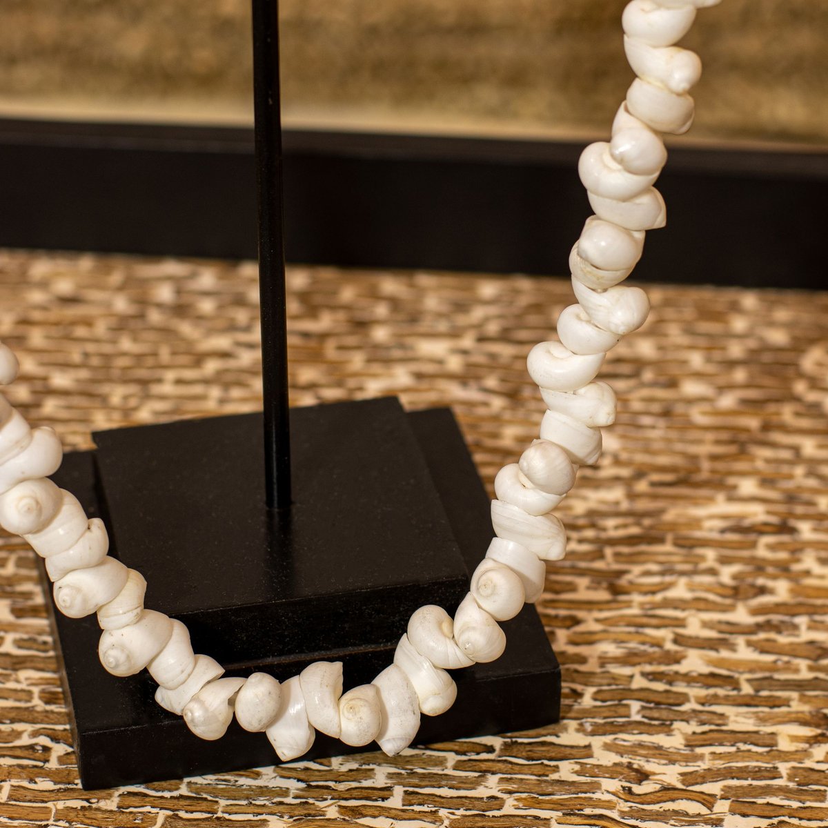 Collier en coquillages avec socle en métal blanc-noir, NOW'S HOME