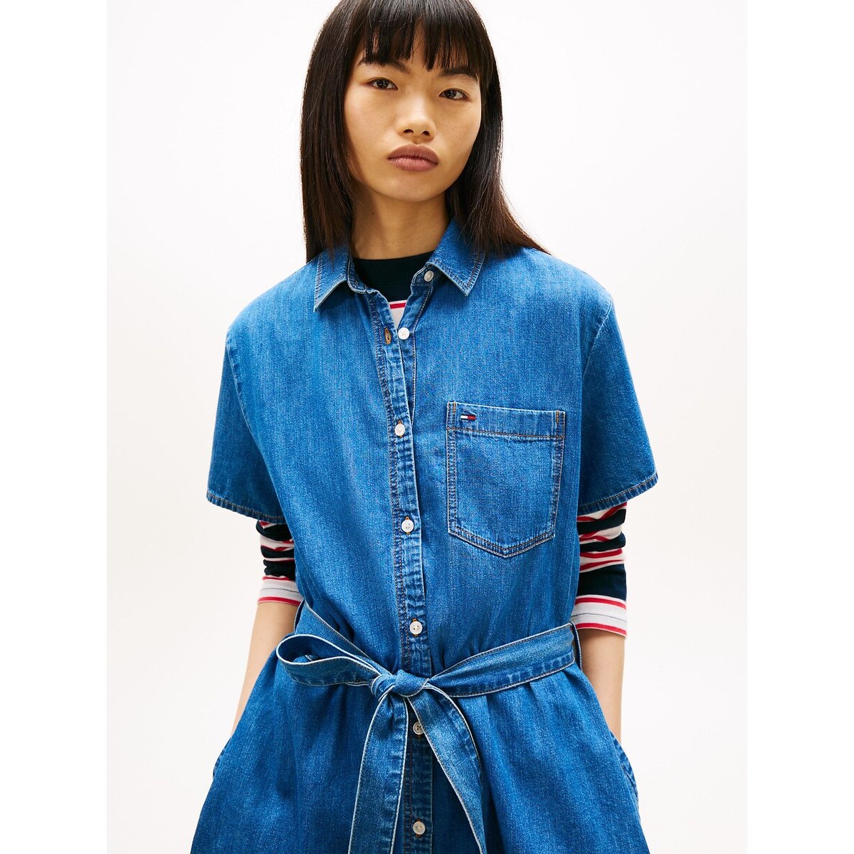 Robe chemise courte, en chambray, ceinture denim, TOMMY JEANS