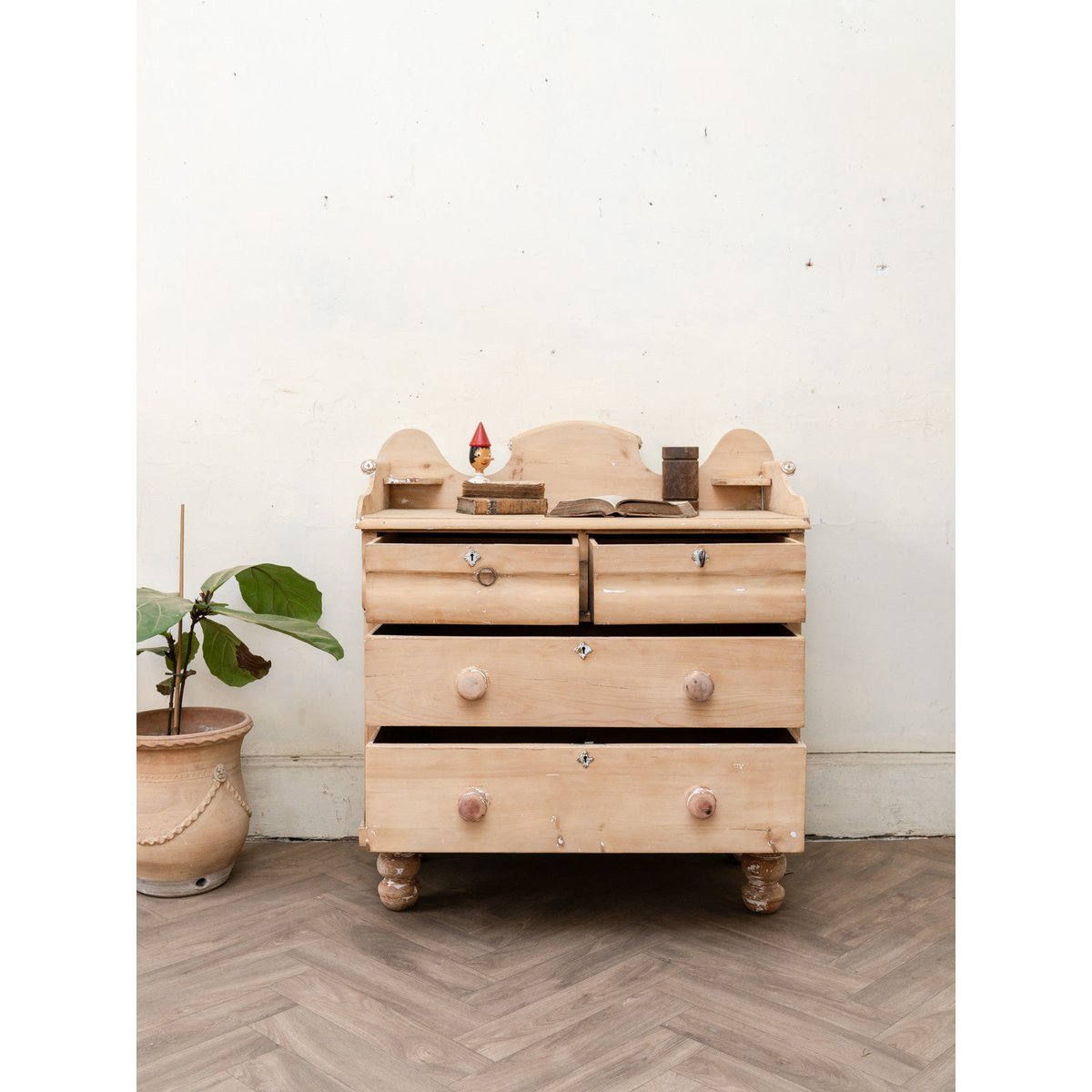 Commode anglaise en bois aux pieds tournés Garance N°738 - Bon état bois clair, DEBONGOUT