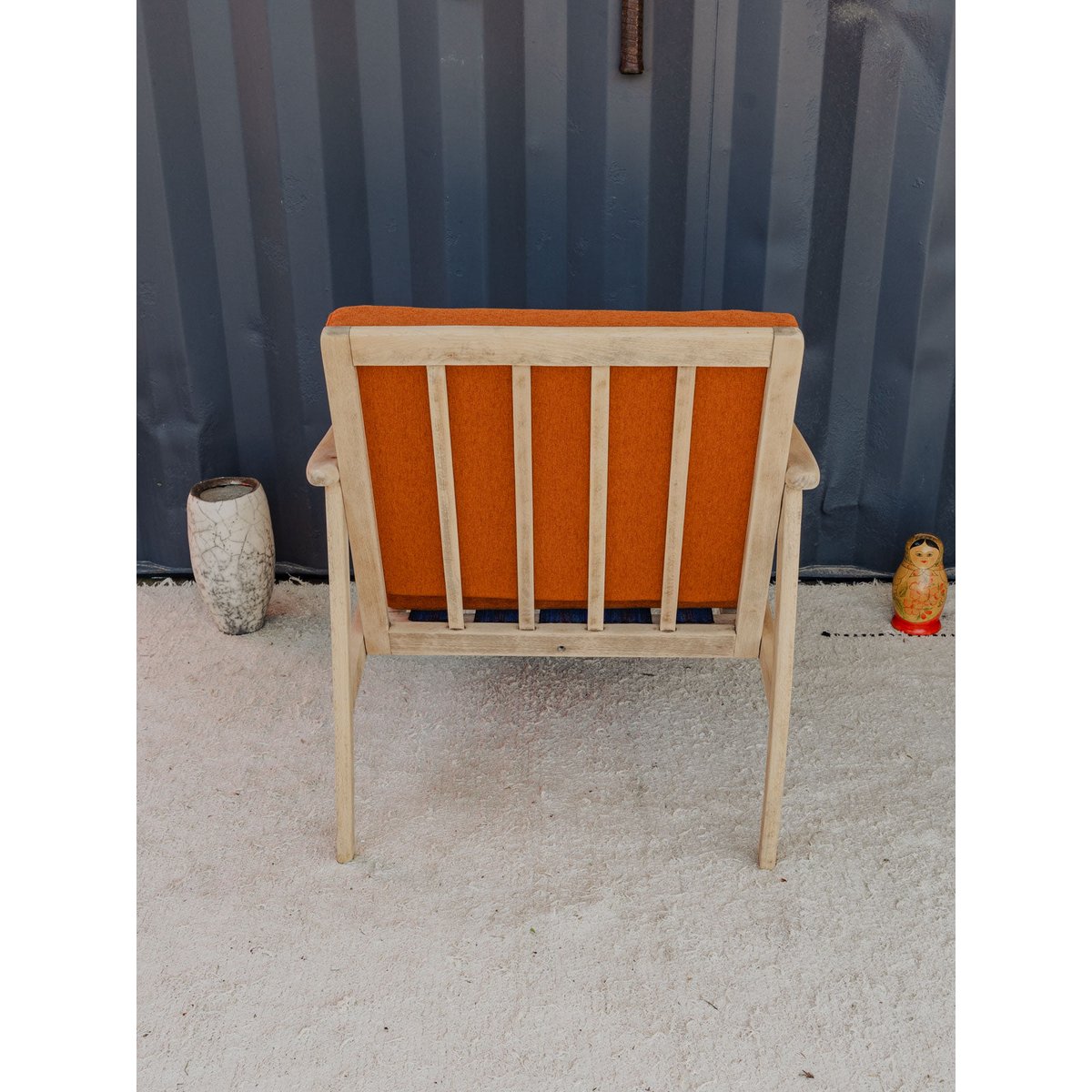 Fauteuil en bois et coussins en tissu orange Jakob N°1181 - Bon état bois clair, DEBONGOUT