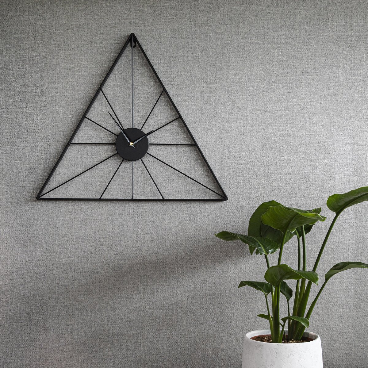 Horloge murale triangulaire en métal noir, ART FOR THE HOME