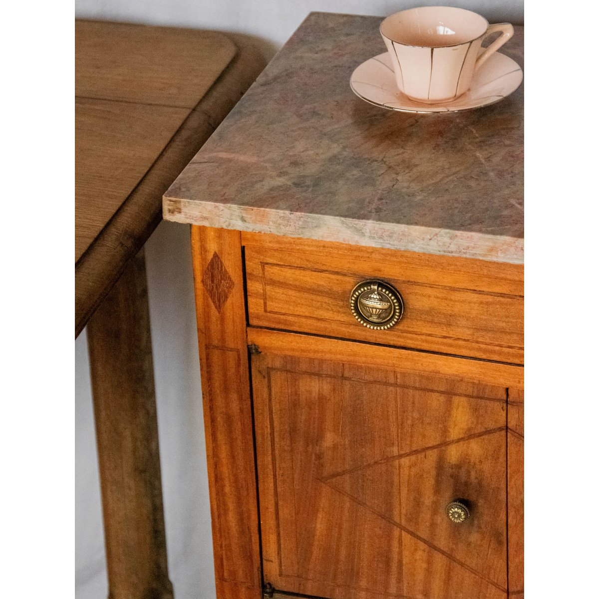 Table de chevet en bois Odile N°648 - Bon état bois foncé, DEBONGOUT